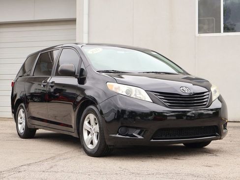 Used 2017 Toyota Sienna L image 1