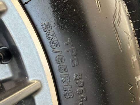 Used 2025 Chevrolet Traverse LT image 9