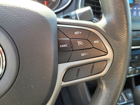 Used 2019 Jeep Cherokee Latitude w/ Popular Appearance Group image 7