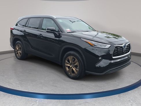 Used 2023 Toyota Highlander Bronze Edition FWD image 3
