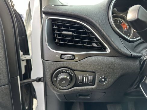 Used 2019 Jeep Cherokee Trailhawk image 21