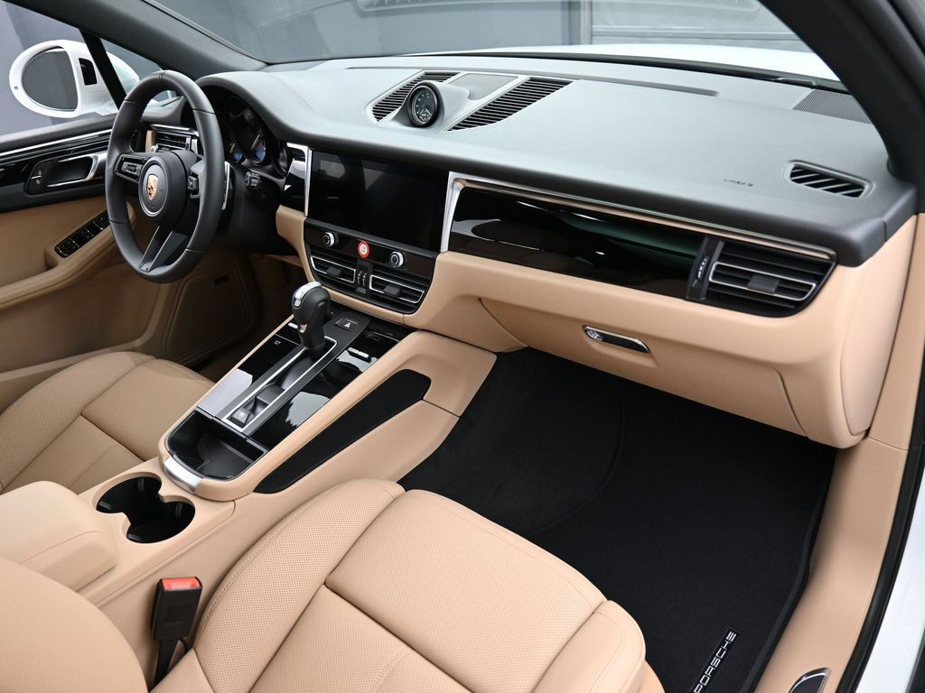 Certified 2026 Porsche Macan AWD/4WD image 32