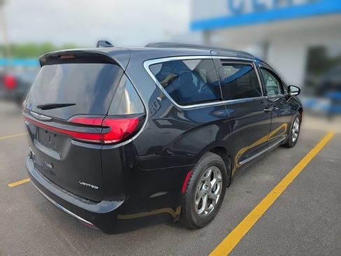 Used 2023 Chrysler Pacifica Limited FWD image 4