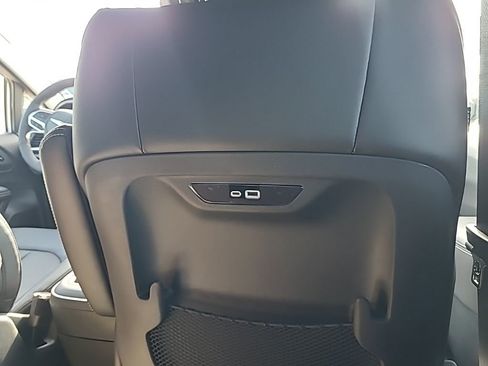 New 2025 Chrysler Pacifica Select image 20