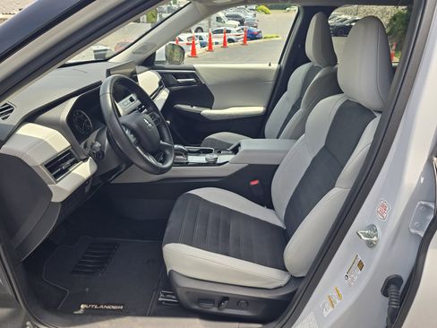 Used 2025 Mitsubishi Outlander SE FWD image 12