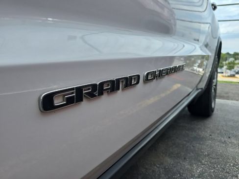 Certified 2017 Jeep Grand Cherokee Limited AWD/4WD image 9