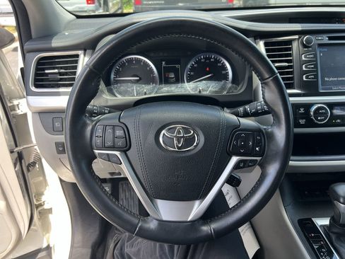 Used 2017 Toyota Highlander XLE AWD/4WD image 18