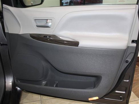 Used 2017 Toyota Sienna XLE w/ XLE Navigation Package FWD image 34