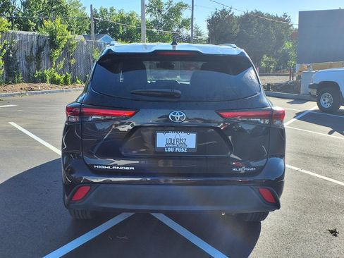 Used 2021 Toyota Highlander XLE AWD/4WD image 29