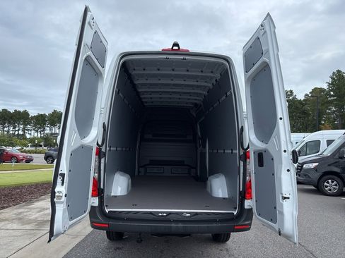 Used 2024 Mercedes-Benz Sprinter 2500 image 13
