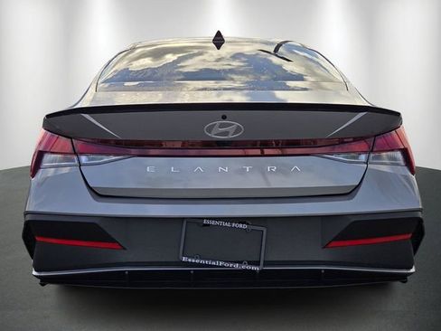 Used 2025 Hyundai Elantra Sport FWD image 4