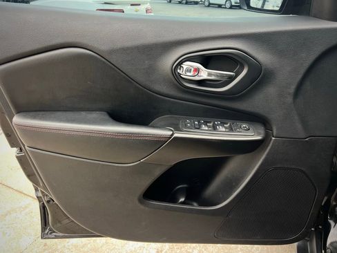 Used 2019 Jeep Cherokee Trailhawk image 32