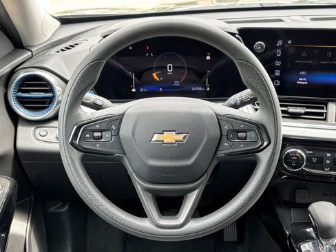 Used 2025 Chevrolet Trax LT image 28