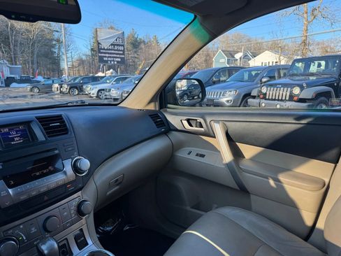 Used 2011 Toyota Highlander SE w/ Tow Pkg image 24