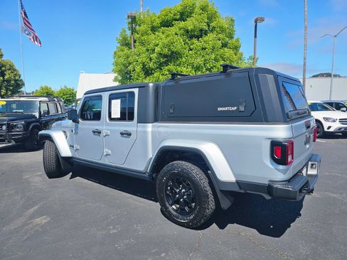 Used 2023 Jeep Gladiator Sport AWD/4WD image 2