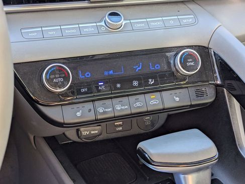 Used 2025 Hyundai Elantra SEL image 22