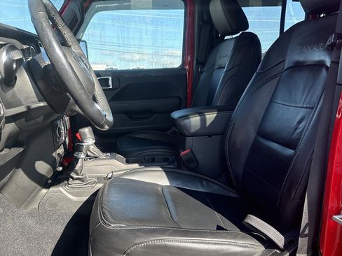 Used 2019 Jeep Wrangler Unlimited Sahara image 8