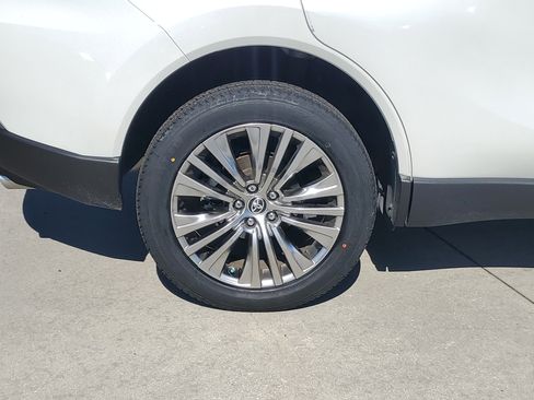 Used 2024 Toyota Venza Limited image 6