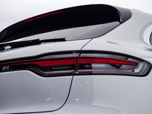 Certified 2025 Porsche Macan image 12