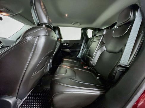 Used 2019 Jeep Cherokee Latitude Plus w/ Cold Weather Group FWD image 26