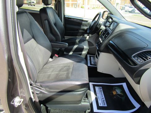 Used 2017 Dodge Grand Caravan SXT image 17