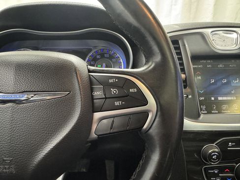 Used 2015 Chrysler 300 Limited image 23