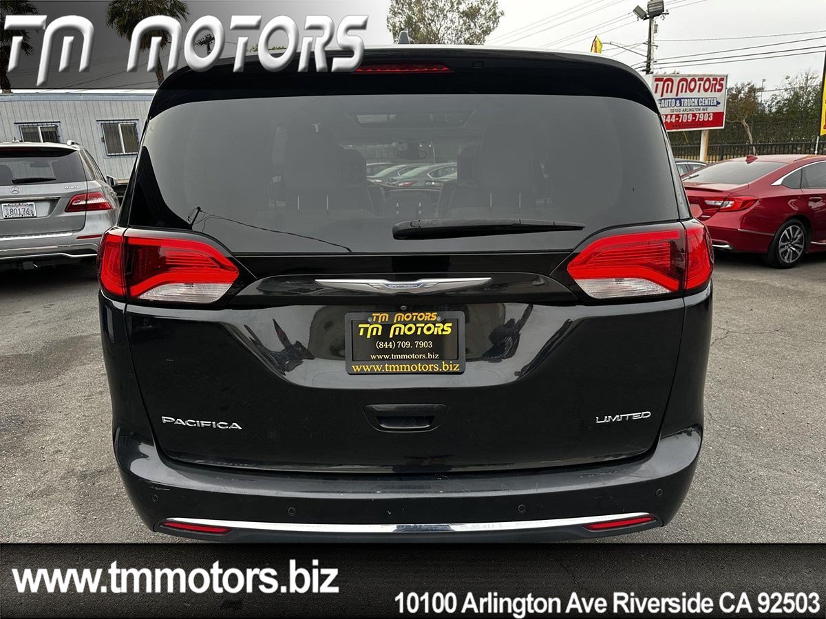 Used 2017 Chrysler Pacifica Limited w/ UConnect Theater Package FWD image 5