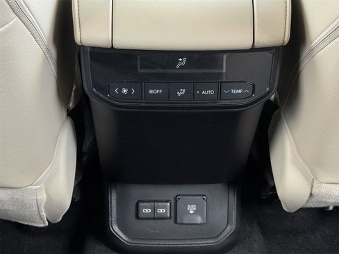 Used 2023 Toyota Highlander Limited image 29