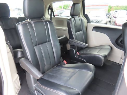 Used 2014 Chrysler Town & Country Touring FWD image 37