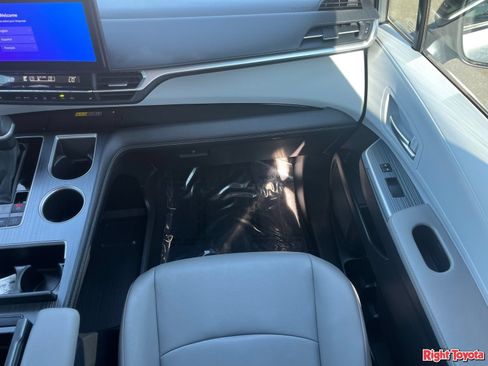 Certified 2025 Toyota Sienna XLE FWD image 19