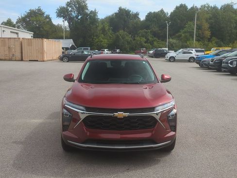 Used 2024 Chevrolet Trax LT FWD image 2
