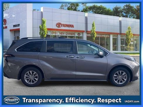 Used 2024 Toyota Sienna XLE image 5
