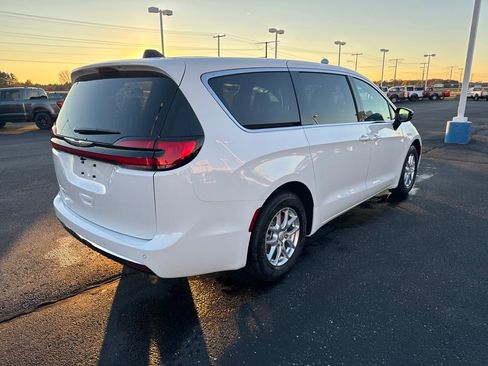 New 2026 Chrysler Pacifica Select image 5