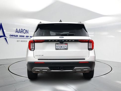 Used 2025 Ford Explorer Active w/ Active Comfort Package RWD image 3