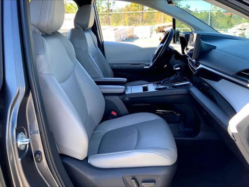 Used 2025 Toyota Sienna XLE image 8