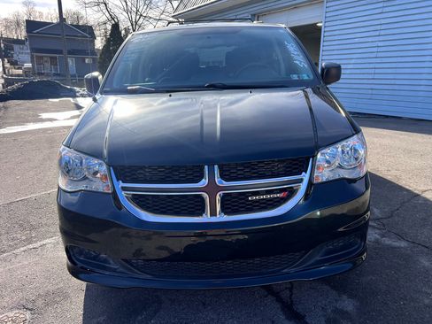 Used 2018 Dodge Grand Caravan SE w/ UConnect Hands-Free Group image 2