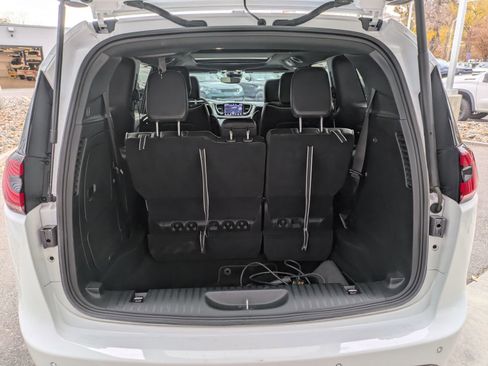 Used 2023 Chrysler Pacifica Limited w/ S Appearance Package image 31