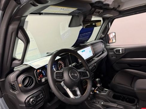 Used 2024 Jeep Wrangler Unlimited Sahara w/ Technology Group AWD/4WD image 17