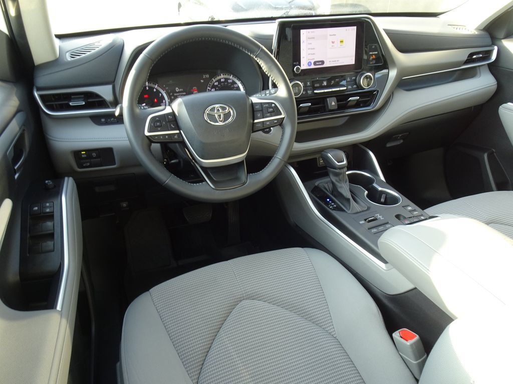 Used 2023 Toyota Highlander LE AWD/4WD image 14