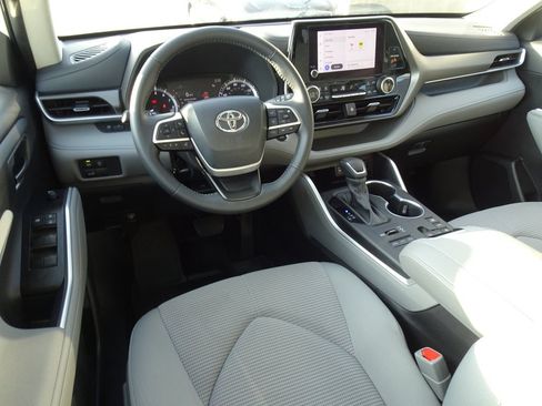 Used 2023 Toyota Highlander LE AWD/4WD image 14