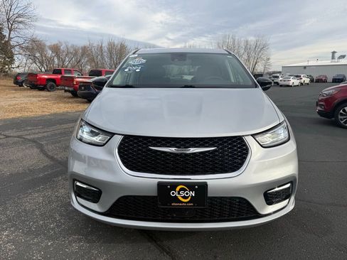Used 2024 Chrysler Pacifica Touring-L image 8