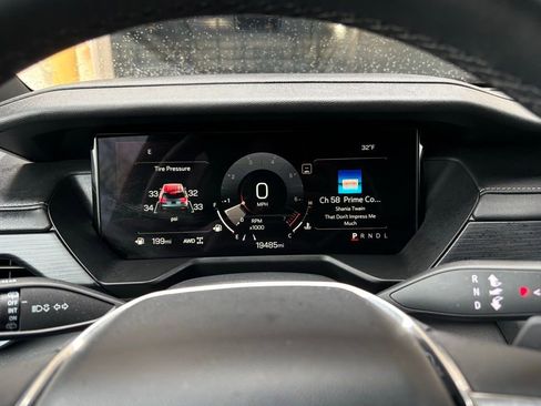 Used 2025 GMC Acadia Elevation image 32