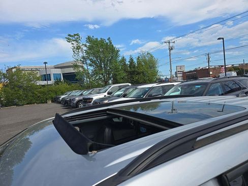 Used 2022 Ford Explorer XLT w/ Equipment Group 202A AWD/4WD image 5