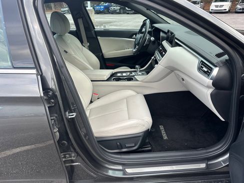 Used 2025 Genesis G70 2.5T image 13