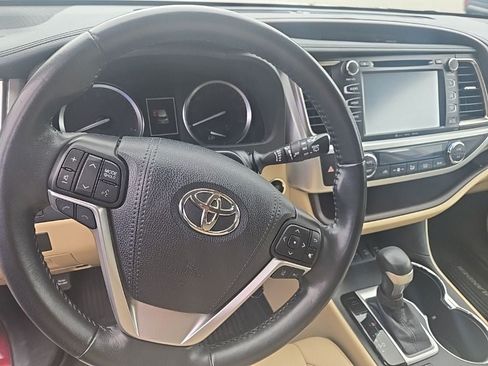 Used 2019 Toyota Highlander XLE AWD/4WD image 5
