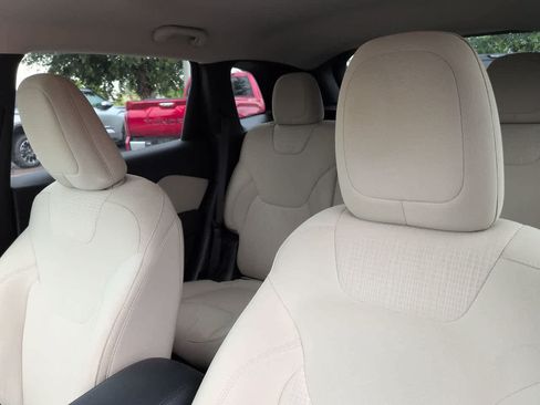 Used 2017 Jeep Cherokee Latitude w/ Safety/Convenience Group FWD image 8