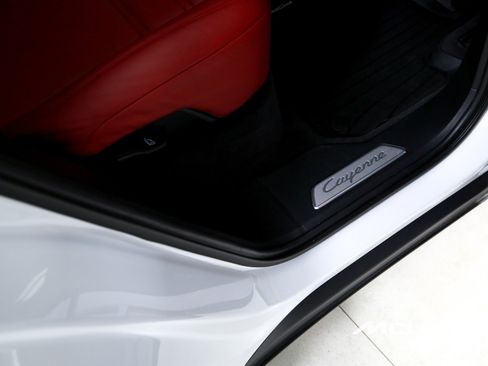 Used 2023 Porsche Cayenne Turbo S image 25