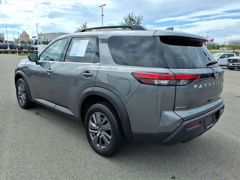 Used 2025 Nissan Pathfinder SV image 3