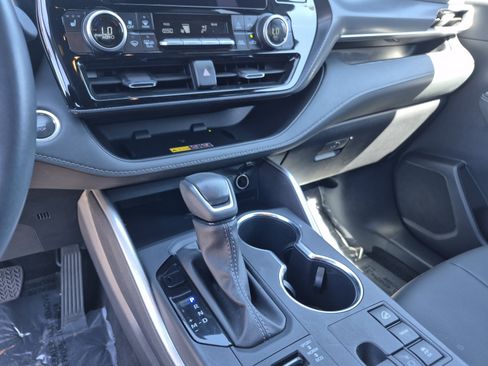 Certified 2025 Toyota Highlander XSE AWD/4WD image 12