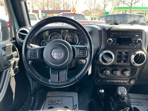 Used 2015 Jeep Wrangler Unlimited Rubicon w/ Dual Top Group AWD/4WD image 11
